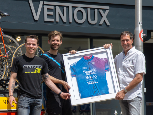 Clubshirt door Johan van de Velde overhandigd aan onze sponsoren