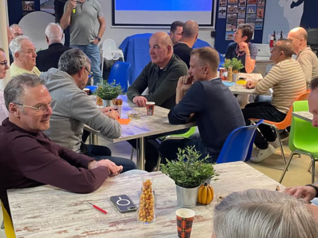 Pubquiz en onthulling nieuw tenue